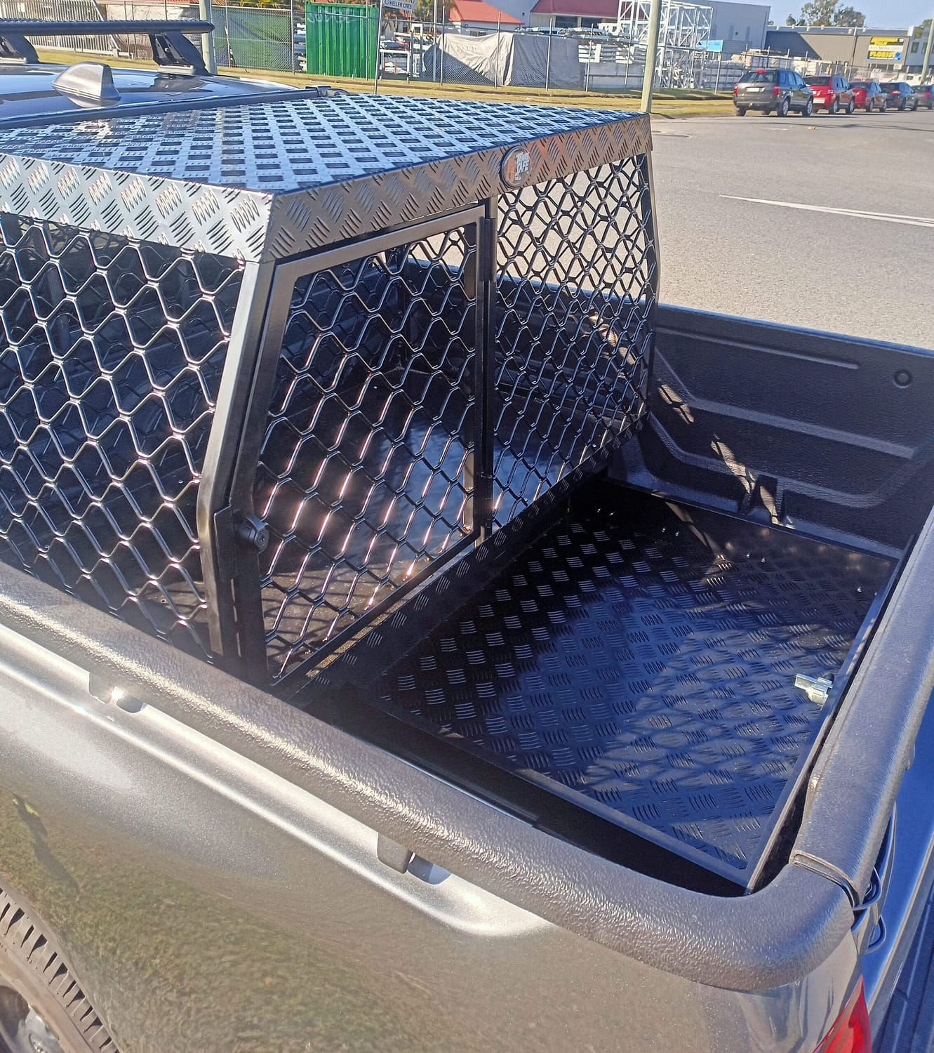 Bulldog model dog cage with a draw installed under the cage