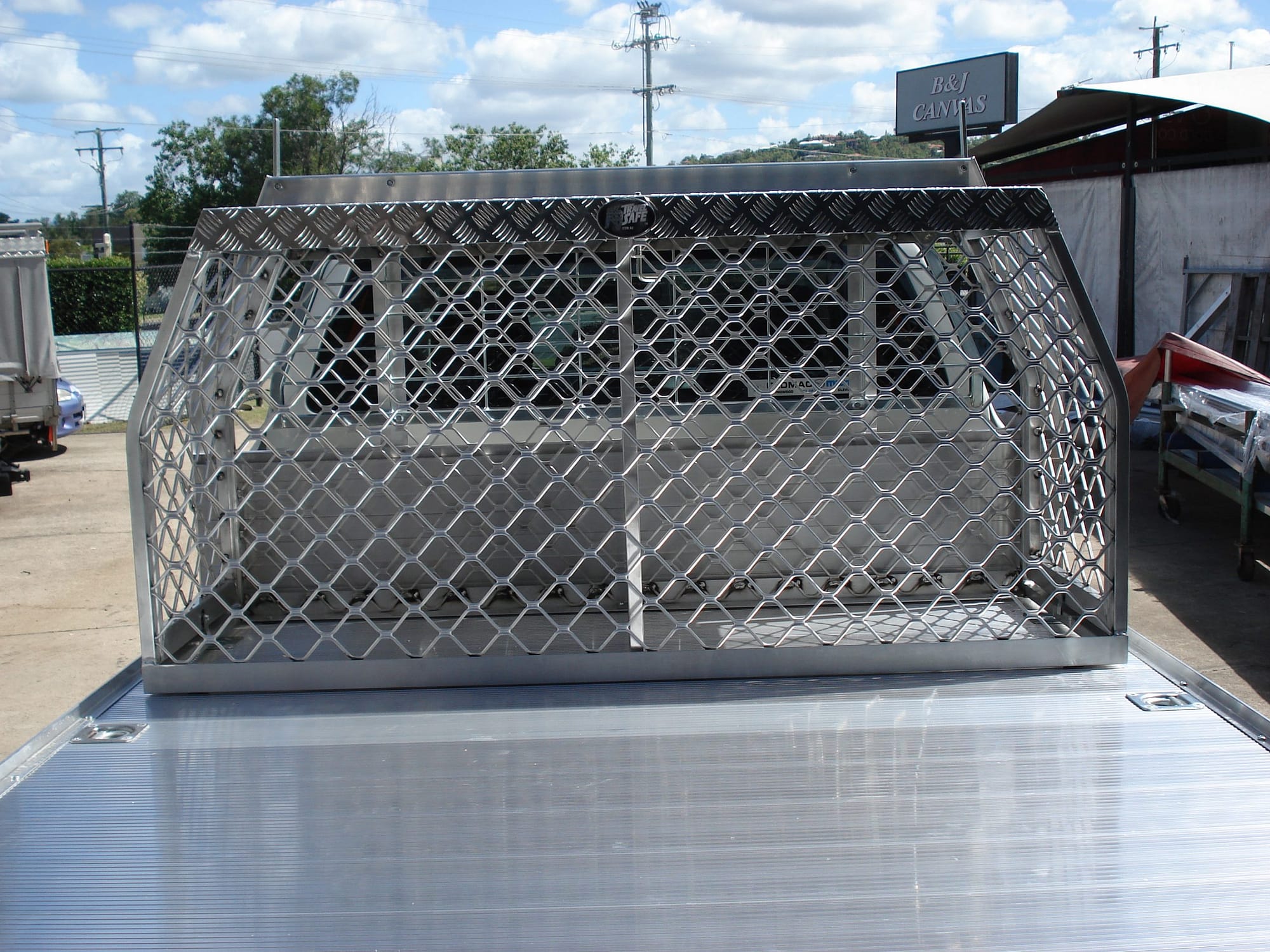 Bullarub dog cage to suit aluminium tray